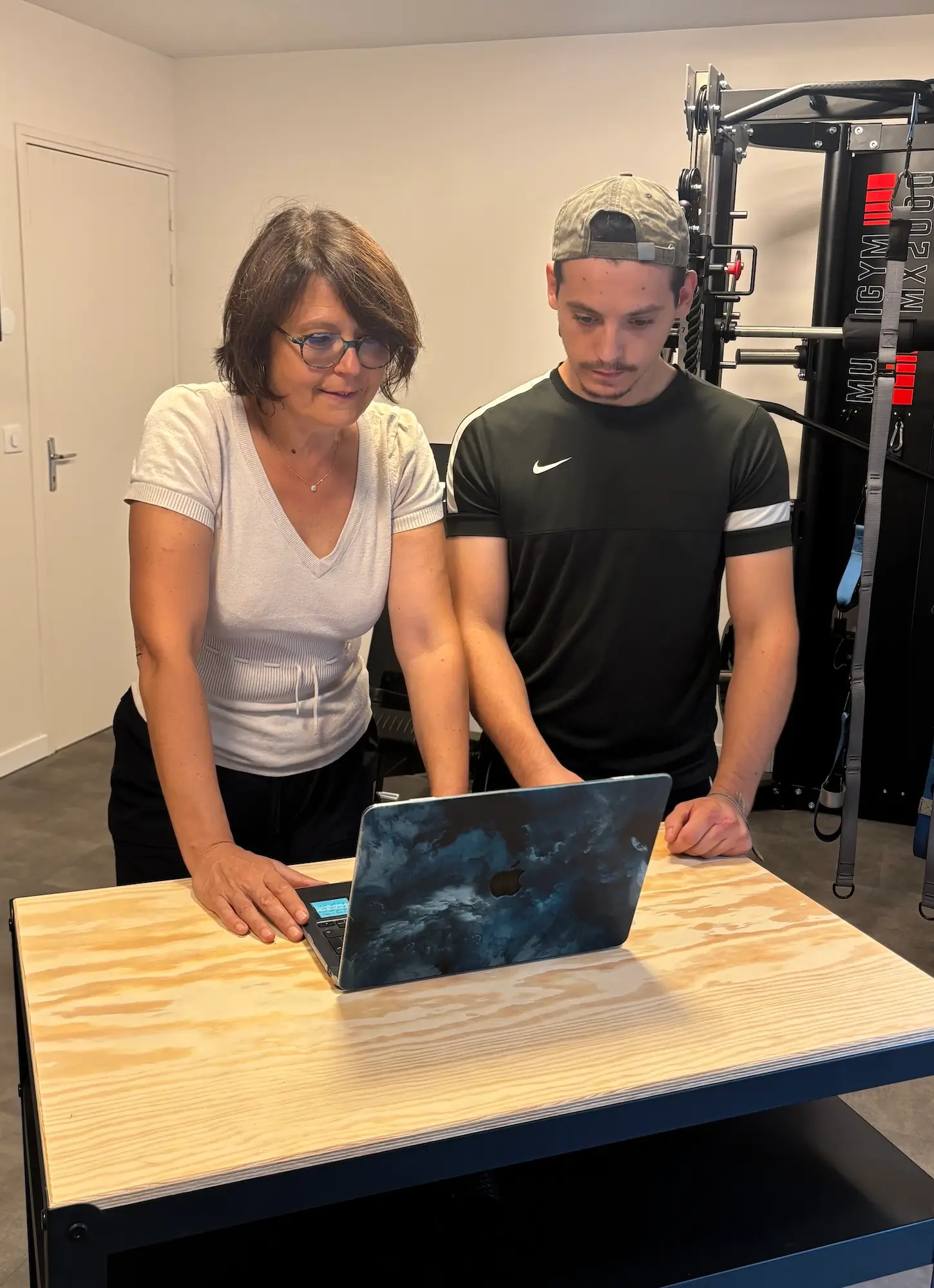 Bilan de séance et programme d'entraînement personnalisé consultés sur ordinateur avec la coach Nathalie Devaux d'Ereka Coaching