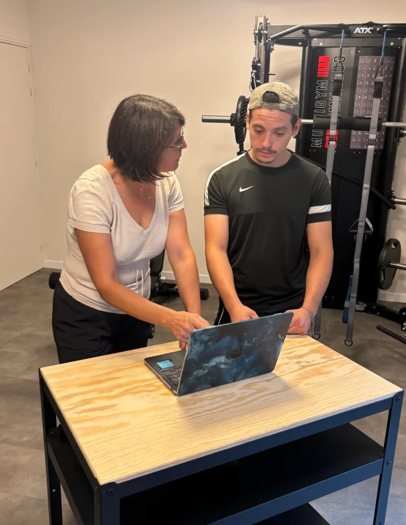 Nathalie Devaux coach Oreka Coaching explique le programme d'entraînement personnalisé à son client sur ordinateur