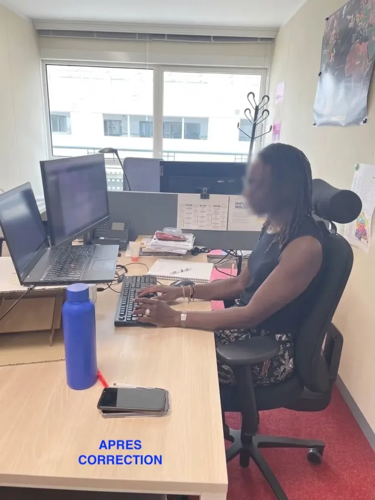 Poste de travail après correction ergonomique : écran rehaussé, clavier externe et fauteuil avec appui-tête