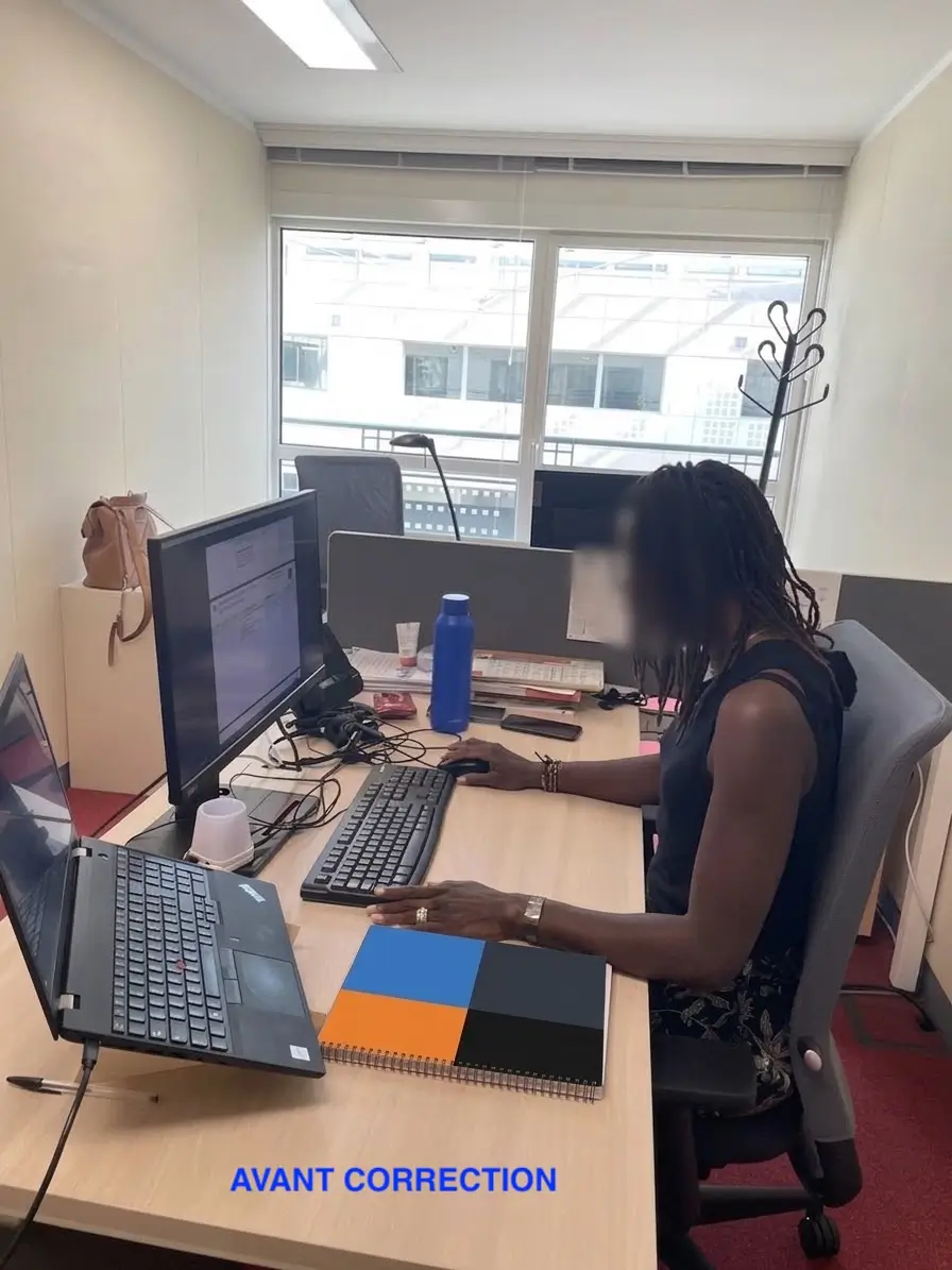 Poste de travail avant correction ergonomique : ordinateur portable trop bas et posture penchée vers l'avant